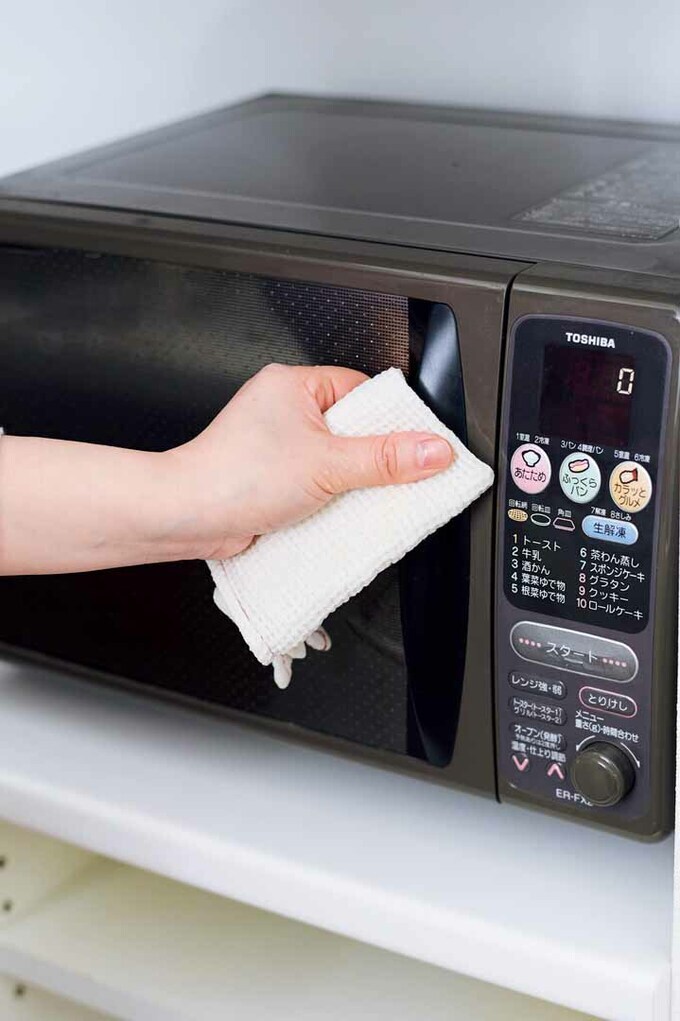 濡れぶきんで取っ手をつかみ皮脂汚れをきれいに
