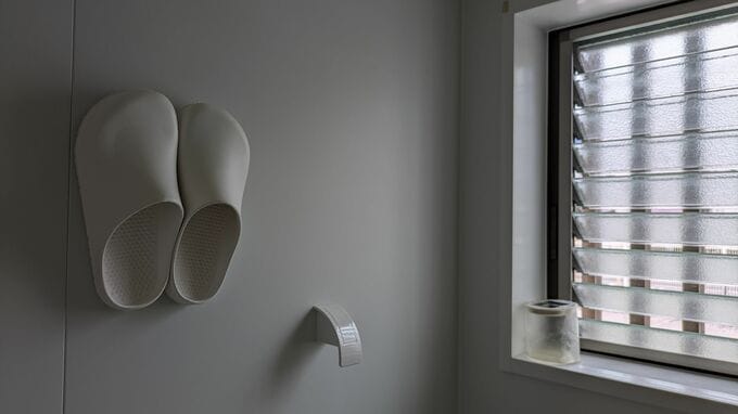 ダイソーの「お風呂ブーツ（税込330円）」にマグエックスの「マグネット粘着付シート強力無地（税込398円）」をつけて収納