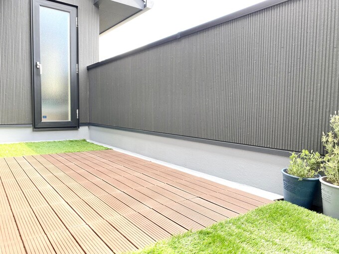 ウッドパネルを敷きつめたベランダ