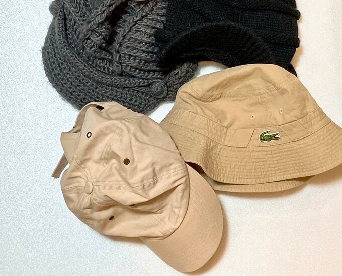 帽子入れにはすでに使っていないものがあり、数点残して処分しました