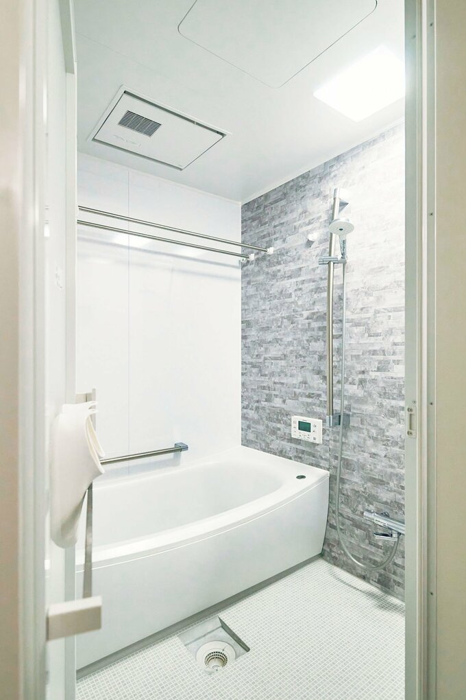 グレーの壁のバスルーム