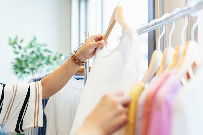 洋服を選ぶ女性