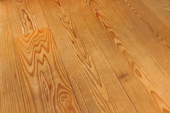 フローリングは温かい針葉樹系に