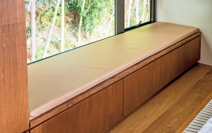 窓際にソファを造作