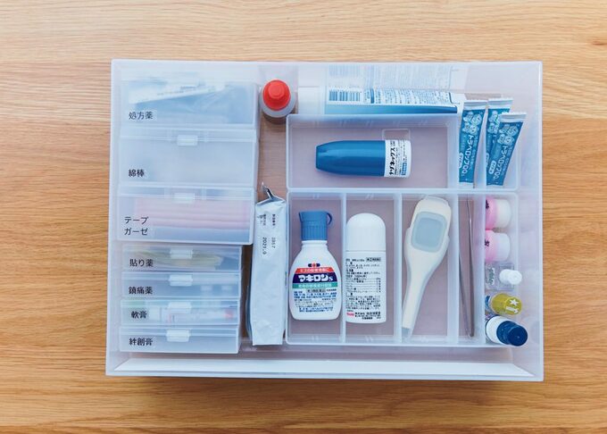 半透明ケースに薬類