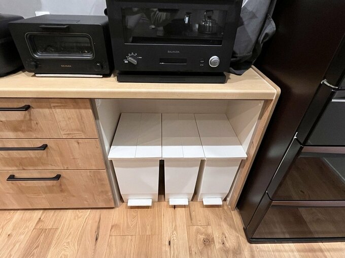 足元にオープンのゴミ箱収納スペース