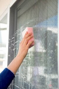 水を含ませたスポンジで網戸をまんべんなく濡らす
