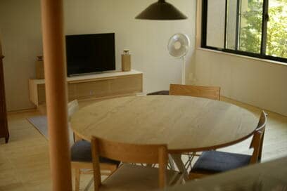 ダイニングテーブルは丸or四角？ライフスタイルに合わせて選び方が変わる