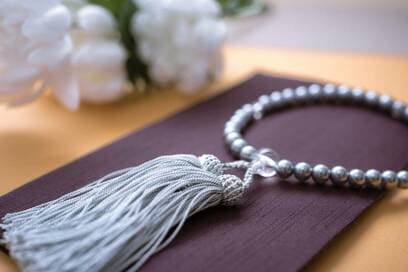 孤独死の父を家族葬にして後悔。意外な過去や交友関係も発覚し…