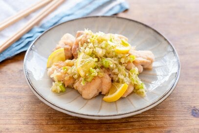 鶏モモ肉にはやっぱり「ネギ塩レモンだれ」。カリっとジューシーなやみつきレシピ
