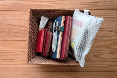 「鍵どこ？」探し物がぐんと減った“小さな習慣”。カバンの中身を毎日カゴに入れるだけ