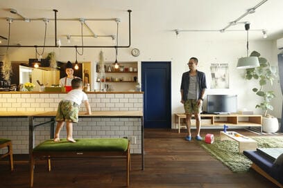 主役はキッチン！見せる収納でカフェ風の空間に