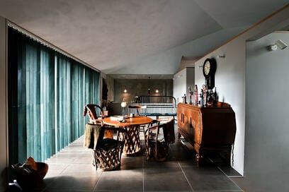 【注文住宅事例】妻と亡き伯父が集めた世界の民芸と共に時を重ねる、住まい兼ギャラリー