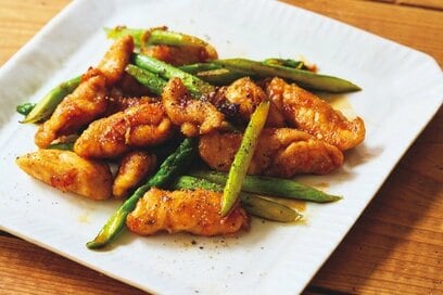 調理時間10分＆材料2つで完成！「ササミとアスパラの黒コショウ炒め」のつくり方