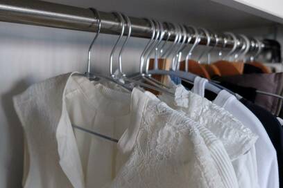 クローゼットがスリム化。ニトリのおすすめハンガーとつり収納