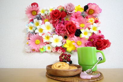 「フラワーウォール」が100均の造花でできる！3ステップでできる作り方