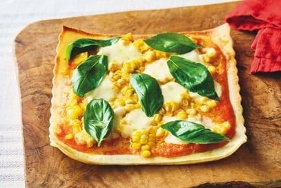 人気シェフが教える「春巻きの皮」の簡単ピザ。中もっちり、端カリッ