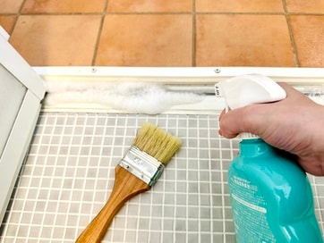 掃除しづらい「浴室ドアレール」の汚れがすっきり。100円グッズ＆中性洗剤で簡単ピカピカに
