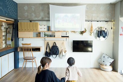 賃貸でもOK！壁を使った「#空中収納」でリビングすっきり