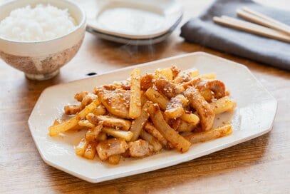 豚肉と大根のうまダレみそ炒め。焼き肉のタレが決め手で、おかわり必至の味