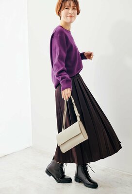 「大人の秋ファッション」のコツ。パープルやグリーンを入れるだけで旬に