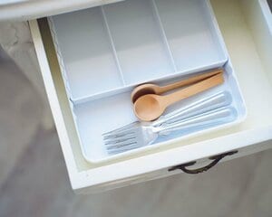 引き出しの奥行きに合わせて伸縮自在