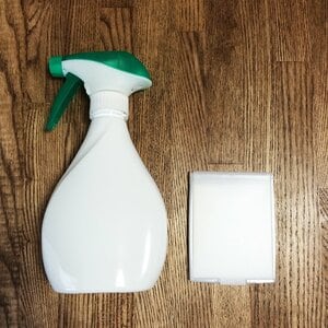 平らな面の多い鏡と芳香剤のスプレー容器