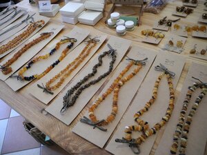 リトアニアのリネン、琥珀、陶器に目移り