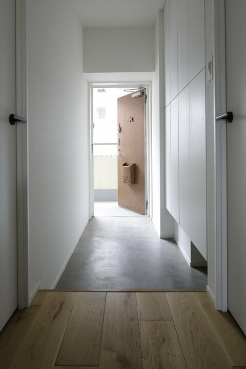 白を基調にした玄関