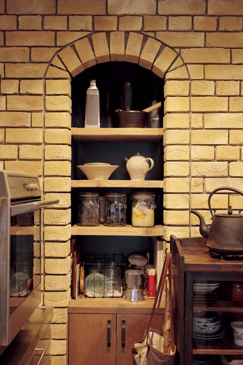 既存の収納スペースを生かしてつくったキッチンのニッチ