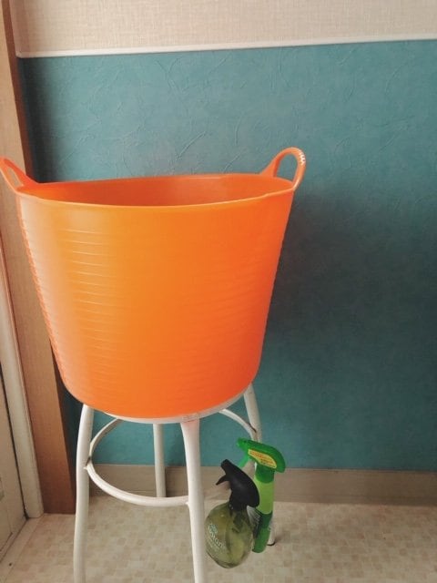 イスの上に洗濯カゴ