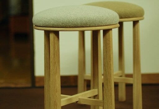 キノコのように中央がこんもりと膨らんだ座面のスツール