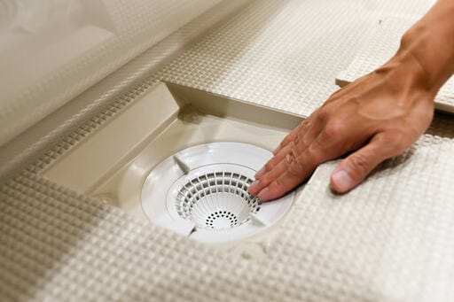 排水口に手をやる様子