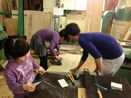 学習机をつくる作業の一部を手伝う姉妹