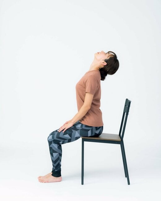 椅子に座って上を向く人