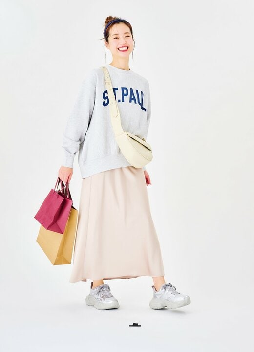 紙袋を手に持つ女性