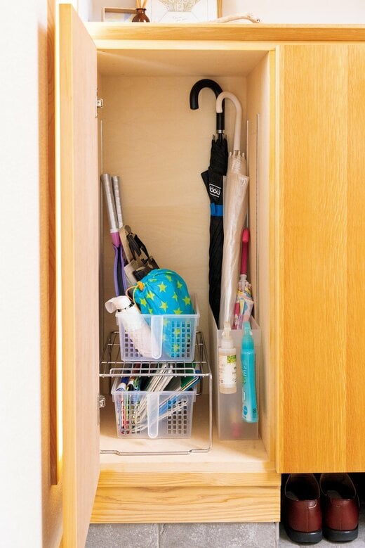 靴箱の中に収納された傘やスポーツ用品