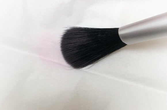 ティッシュの上でトントンとふり、余分な粉を落とします