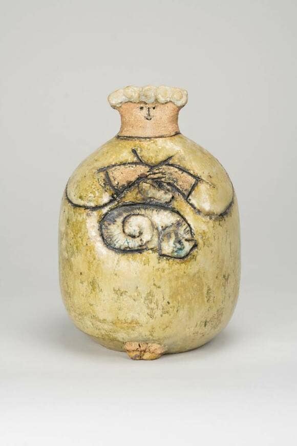 ネコを抱いた女性