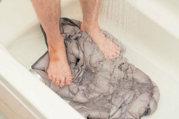 石けんの泡がなくなるまで踏み洗い