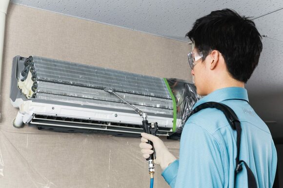 ホコリや汚れがひどく、家庭でクリーニングしてもきれいにならないようでしたら、プロに依頼しましょう