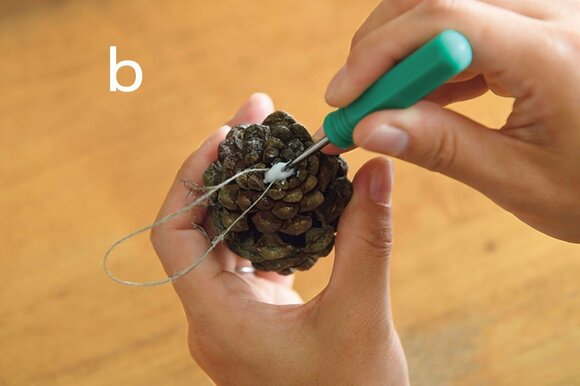 麻ひもの固結びした部分をキリで押し込むようにするとやりやすい