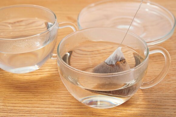 沸かしたての熱湯を先に注いでから、ティーバッグをゆっくり入れる