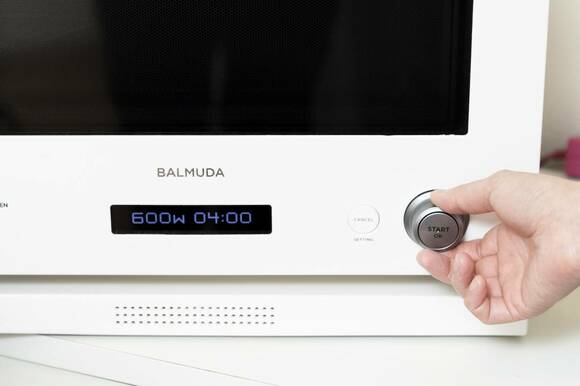 電子レンジで加熱時間を設定する様子