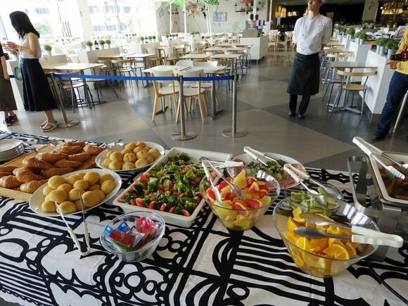 朝食は豪華なビュッフェ形式