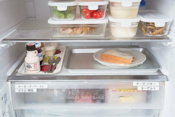 朝食セット横にも大きめのトレーを置き、食べ残しや使いかけを置く場所に。