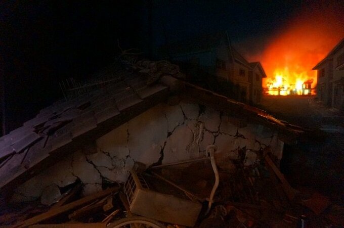 震度7の地震に見舞われた直後を想定した街