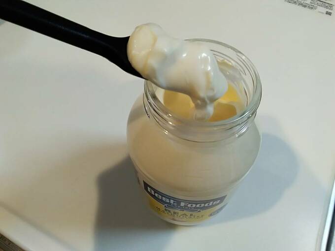 スプーンでヨーグルトをすくう様子