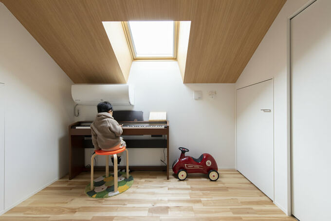 明るく開放的な2階の子ども室