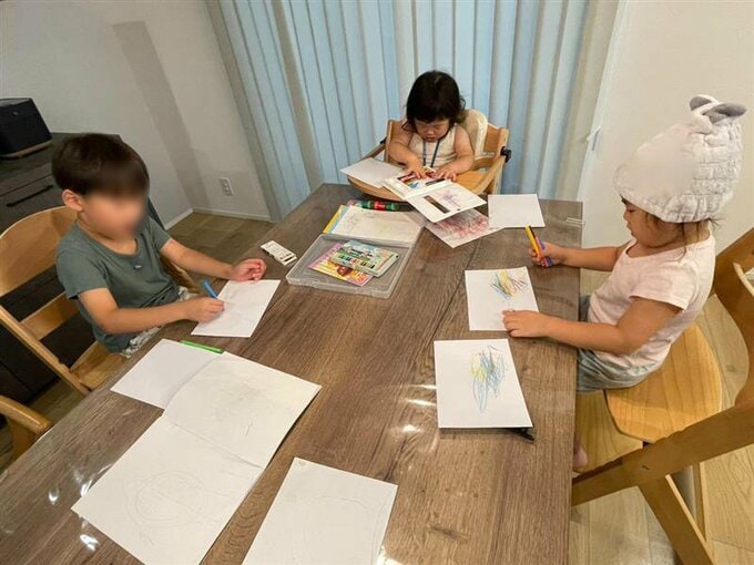 テーブルで作業する子どもたち